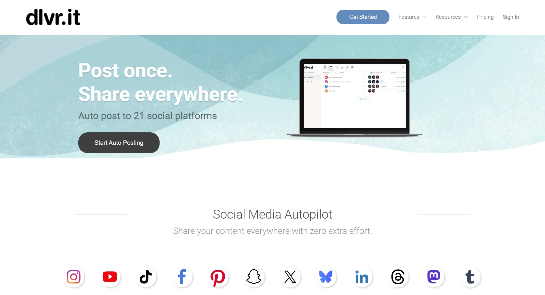 Dlvr.it landing page screenshot featuring the social media auto poster